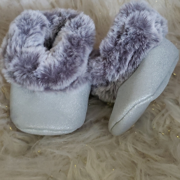 Carters Baby slippers/booties - Picture 3 of 3
